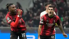 Pemain AC Milan Rafael Leao (kiri) merayakan bersama rekan setimnya Christian Pulisic usai mencetak gol ke gawang Paris Saint Germain (PSG) pada pertandingan sepak bola Grup F Liga Champions di Stadion San Siro, Milan, Italia, Selasa (7/11/2023). AC Milan menang 2-1 atas PSG. (AP Photo/Antonio Calanni)