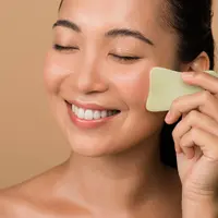Ilustrasi menggunakan gua sha/copyright shutterstock/LightField Studios