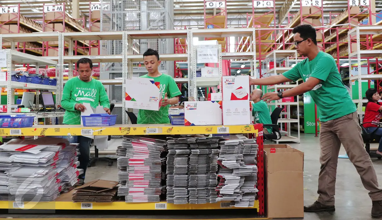 Pekerja tengah melakukan pengepakan di gudang Mataharimall.com di Jakarta, Rabu (20/1/2016). Penetapan E-Commerce menjadi program nasional pemerintah akan diluncurkan akhir Januari 2016. (Liputan6.com/Angga Yuniar)