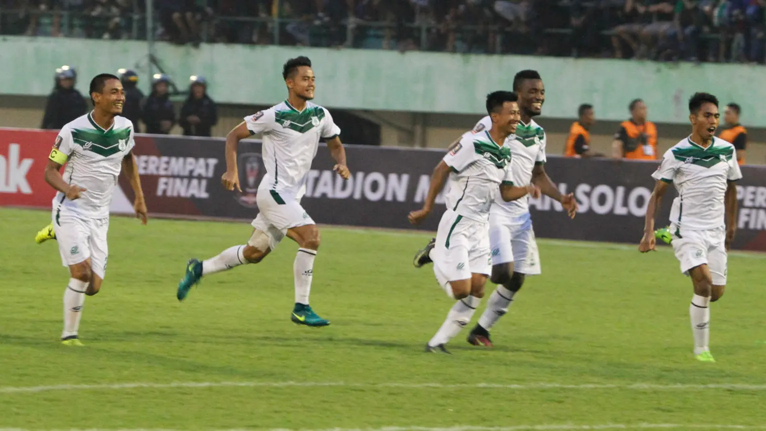 Pemain PSMS Medan merayakan kemenangan atas Persebaya Surabaya pada babak 8 besar Piala Presiden 2018 di Stadion Manahan, Solo, Sabtu (3/2/2018). PSMS menang lewat drama adu penalti. (Liputan6.com/Fajar Abrori)