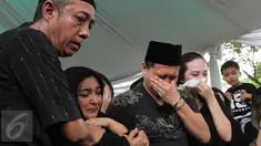 Penyanyi Ashanty didampangi suaminya, Anang Hermansyah terlihat menangis selama prosesi pemakaman sang ibunda, Ratu Farida, di TPU Jeruk Purut, Jakarta, Senin (7/11). Ibunda Ashanty meninggal dunia di usia 72 tahun. (Liputan6.com/Herman Zakharia)