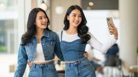 Inspirasi Styling Outer Crop Top Jeans Kekinian ala Korea Terbaru 2025. Foto: Gemini