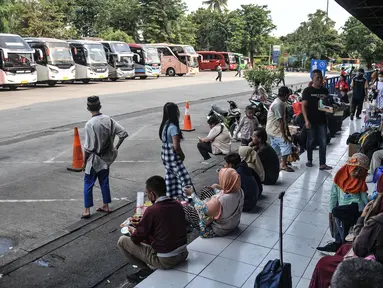 Calon penumpang saat menunggu keberangkatan bus antarkota antarprovinsi (AKAP) di Terminal Kampung Rambutan, Jakarta Timur, Selasa (20/12/2022). Petugas Dinas Perhubungan Terminal Kampung Rambutan mengatakan jumlah penumpang tujuan kota di Sumatera, Jawa, dan Bali mengalami peningkatan hampir 10 persen dibandingkan hari biasa jelang liburan Natal 2022 dan Tahun Baru 2023. (merdeka.com/Iqbal S. Nugroho)