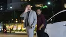 Menteri Usaha Mikro, Kecil, dan Menengah (UMKM) Republik Indonesia, Maman Abdurrahman (kiri) saat tiba di lobby Hotel Raffles, Jakarta, untuk menghadiri resepsi pernikahan anak kedua musisi sekaligus kader Partai Gerindra Ahmad Dhani, El Rumi dan Syifa Hadju, Minggu 26 April 2026 malam. (Kapanlagi.com/Budy Santoso)