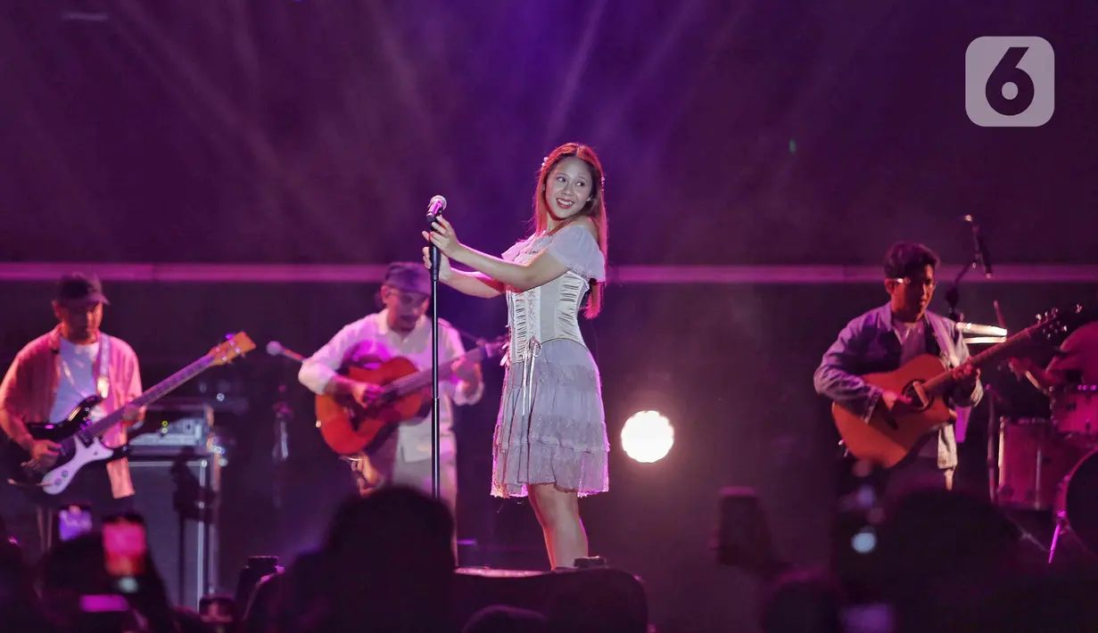 Nadin Amizah tampil memeriahkan hari kedua gelaran KapanLagi Buka Bareng BRI Festival 2025. (Liputan6.com/Angga Yuniar)