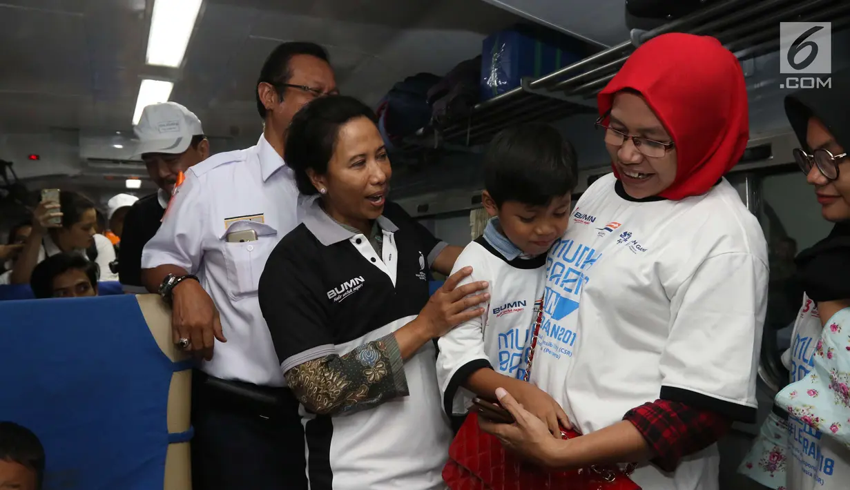 Menteri BUMN Rini Soemarno menyapa para pemudik gratis PT KAI di Stasiun Senen, Jakarta, Selasa (5/6). Peserta yang lolos verifikasi program mudik diberangkatkan dengan KA Brantas Lebaran dengan tujuan akhir Stasiun Blitar. (Liputan6.com/Angga Yuniar)