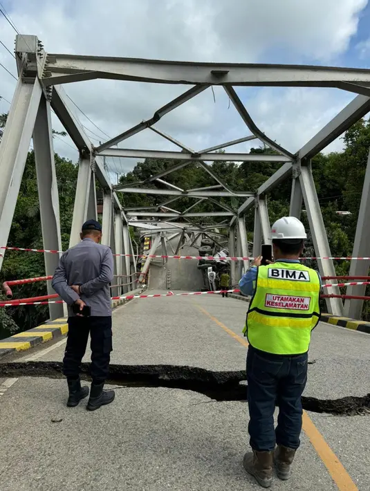 Diketahui, Jembatan Busui runtuh dan mengalami rusak berat dan tidak bisa dilintasi dari kedua arah. (Dokumentasi Dinas Perhubungan Paser)