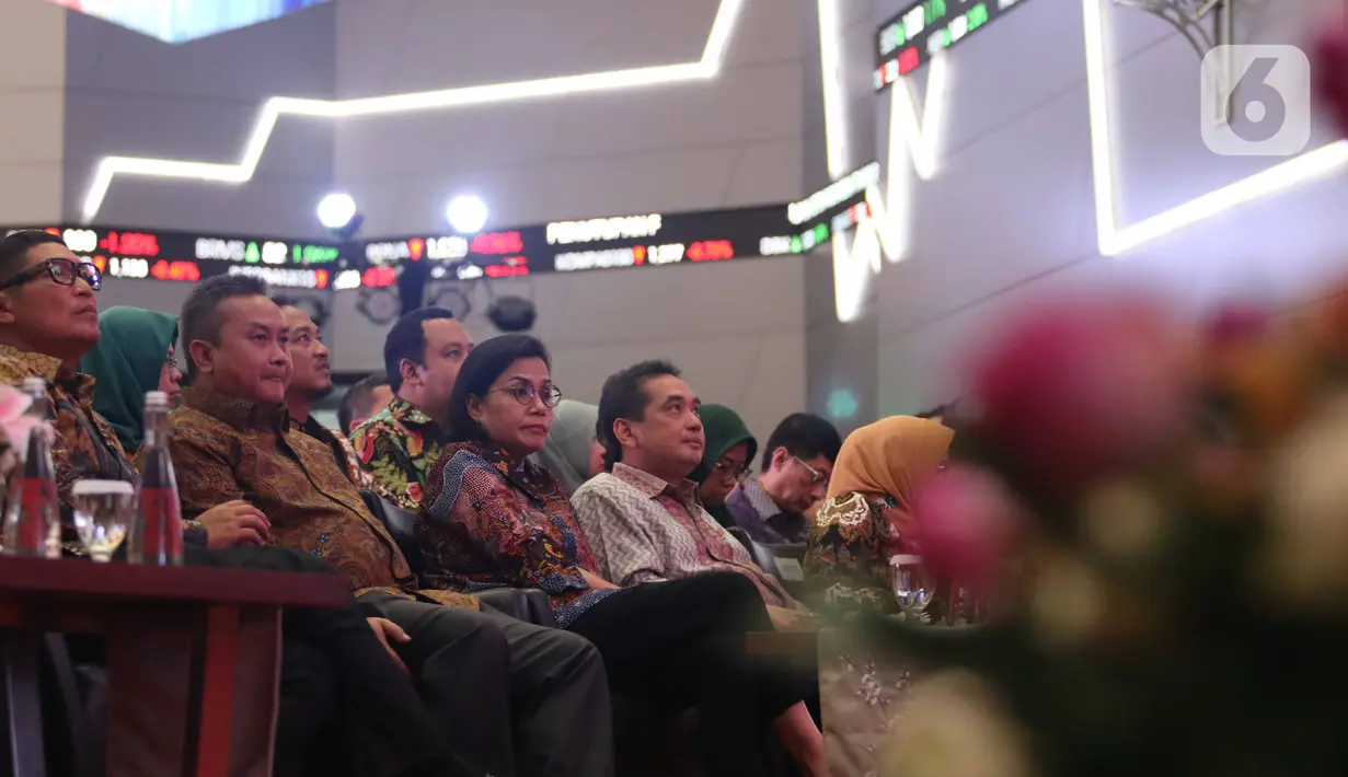 Menkeu Sri Mulyani didampingi Mendag Agus Suparmanto menghadiri penutupan perdagangan Pasar Modal Indonesia Tahun 2019 di BEI, Jakarta, Senin (30/12/2019). Perdagangan ditutup dengan menekan tombol layar sentuh setelah hitung mundur bersama. (Liputan6.com/Angga Yuniar)