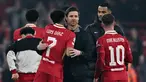 Pelatih Bayer Leverkusen, Xabi Alonso (tengah) berpelukan dengan pemain Liverpool, Luis Diaz setelah pertandingan lanjutan Liga Champions 2024/2025 yang berlangsung di Anfield, Liverpool, Inggris, Rabu (06/11/2024) dini hari WIB. (AFP/Paul Ellis)