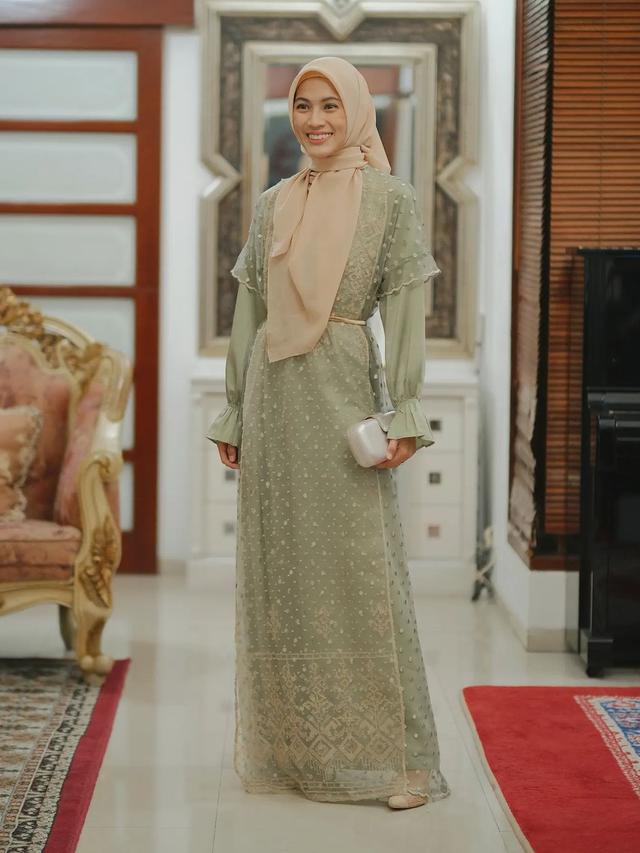 8 Padu Padan Busana Terusan dengan Hijab untuk Tampil Elegan dari Dinda Hauw, Lesty Kejora, hingga Aurel Hermansyah