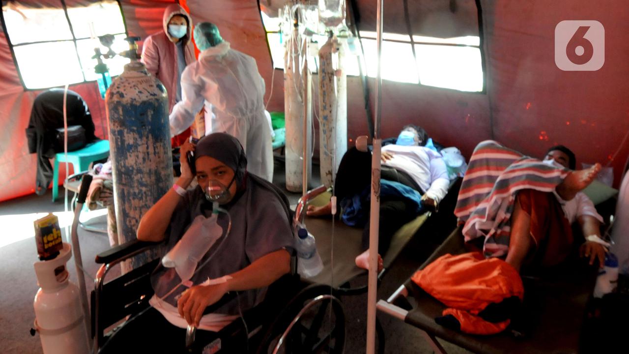 Pasien Covid-19 Dirawat di Tenda Darurat