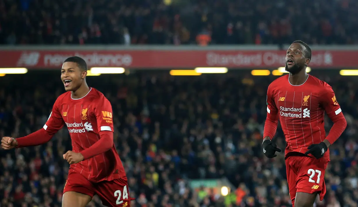 Striker Liverpool, Divock Origi berselebrasi dengan rekannya, Rhian Brewster setelah mencetak gol ke gawang Arsenal pada laga babak 16 Besar Carabao Cup di Anfield Stadium, Rabu (30/10/2019). Berimbang 5-5 di waktu normal, Liverpool menang 5-4 dalam adu penalti. (AP/Jon Super)