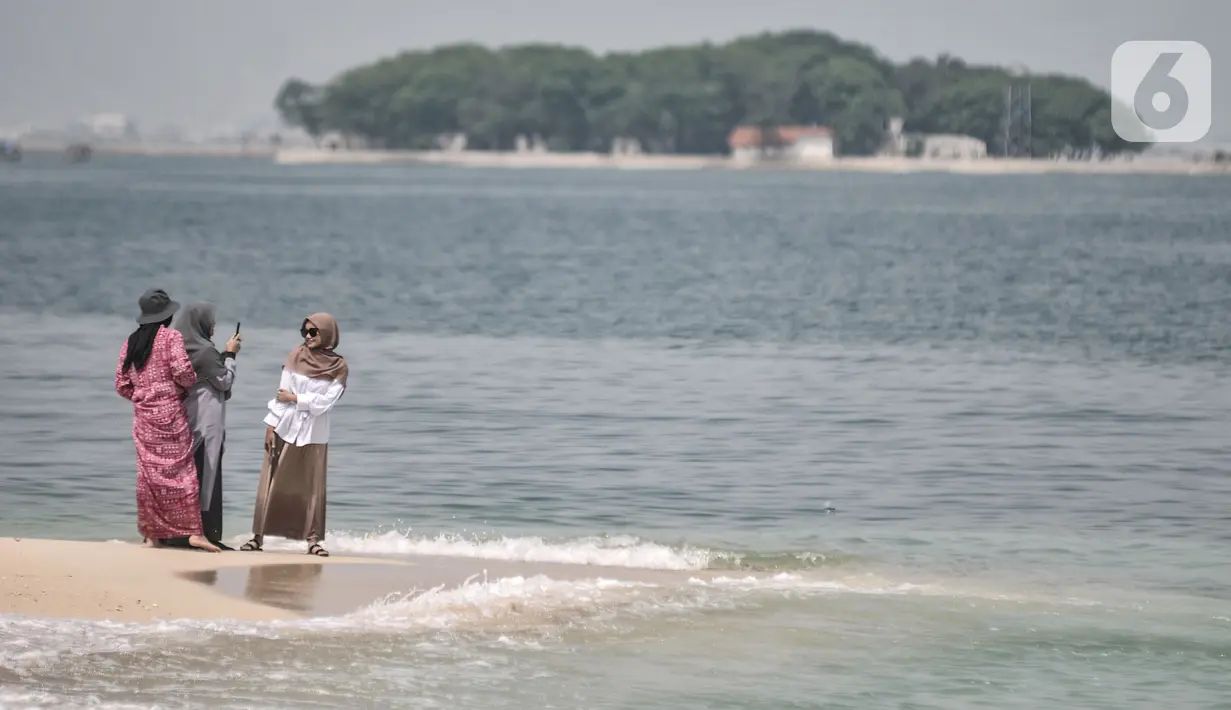 Wisatawan menikmati suasana Pulau Kelor, Kepulauan Seribu, Jakarta, Minggu (11/4/2021). Pariwisata Kepulauan Seribu mulai ramai dikunjungi wisatawan setelah beberapa waktu lalu Pemprov DKI membuka kembali dengan harapan menggerakkan ekonomi dan kesejahteraan masyarakat. (merdeka.com/Iqbal S Nugroho)