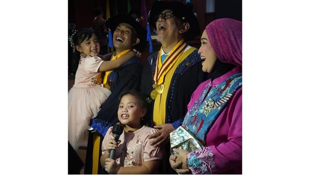 6 Potret Wisuda Deddy Mizwar Dapat Gelar Doktor di Unpad, Jadi Wisudawan Tertua