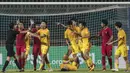 Para pemain Timnas Indonesia bersitegang dengan pemain China pada laga PSSI 88th U-19 di Stadion Pakansari, Jawa Barat, Selasa (25/9/2018). (Bola.com/Vitalis Yogi Trisna)
