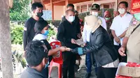 Menteri Sosial (Mensos) Tri Rismaharini memberikan santunan bagi keluarga korban bencana alam di Sulut.