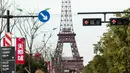 Warga melintas di depan replika Menara Eiffel di Tianducheng, pinggiran Hangzhou, China, 26 Januari 2016. Selain itu, di kawasan replika tersebut tersedia 10.000 rumah bergaya Eropa siap huni dan vila yang bisa disewakan. (AFP PHOTO/Johannes EISELE)