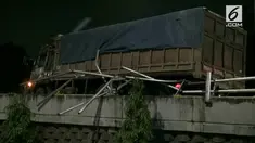 Sebuah truk pengangkut pasir menabrak besi pembatas jalan layang Karet Bivak, Tanahabang, Jakarta Pusat, Kamis dini hari.