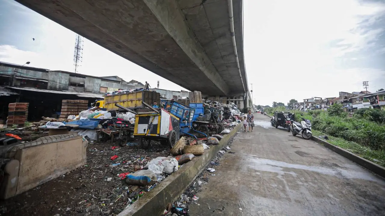 sampah di flyover ciroyom bandung