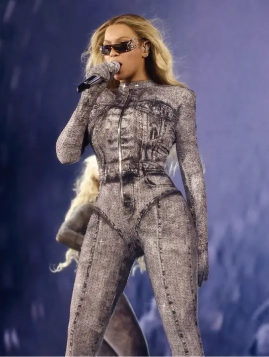 Adapula bodysuit dengan model mirip denim yang lengkap dengan kantongnya. Beyonce pun mengenakan kacamata bergaya Y2K. @beyonce