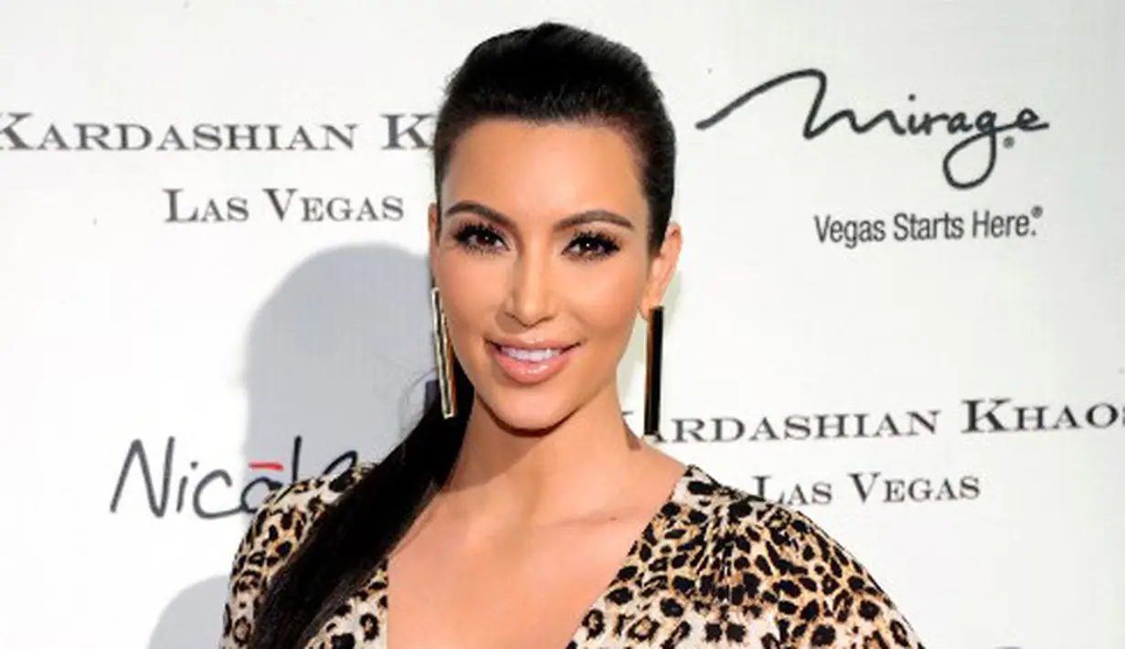 Melihat postur tubuh yang dimiliki Kim, kini perutnya terlihat lebih ramping. Kabarnya untuk membuat tubuhnya berbentuk ideal, Kim rajin berolahraga dan ia rela banun sangat pagi setiap harinya. (AFP/ETHAN MILLER)