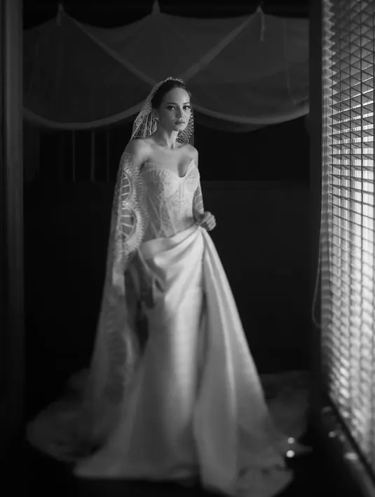 Enzy Storia terlihat cantik dalam balutan gaun siluet ramping dengan sentuhan sulaman khas Lebanon rancangan desainer ternama Monica Ivena. [Foto: IG/enzystoria].