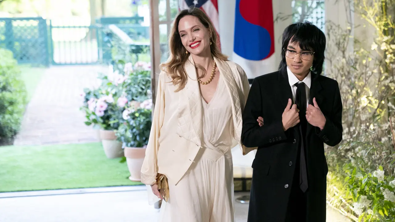 Aktris AS Angelina Jolie dan putranya Maddox tiba untuk Makan Malam Kenegaraan