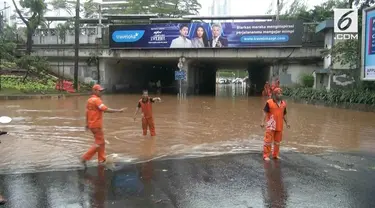 Kawasan Dukuh Atas terndam banjir setelah seharian diguyur hujan.