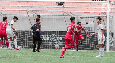 Penyerang Indonesia All Stars U-20, Salmani berselebrasi usai mencetak gol ke gawang Bali United U-18 pada pertandingan International Youth Championship (IYC) 2021 di Jakarta International Stadium, Jakarta, Selasa (19/4/2022). Indonesia All Stars U-20  menang 2-1. (Liputan6.com/Faizal Fanani)