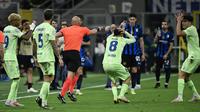 Pemain FC Barcelona bereaksi setelah wasit asal Polandia, Szymon Marciniak, memberikan penalti setelah pemeriksaan VAR selama pertandingan leg kedua semifinal Liga Champions UEFA antara Inter Milan dan FC Barcelona di stadion San Siro di Milan, Rabu dini hari WIB (7-5-2025). (PIERO CRUCIATTI/AFP)