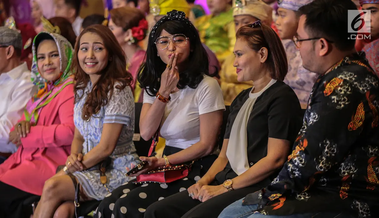Dewi Persik saat hadir dalam press conference Dangdut Academy Asia 4 di Jakarta, Kamis (18/10). Enam negara Asia akan mengikuti Dangdut Academy Asia 4. (Liputan6.com/Faizal Fanani)