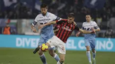 Bomber AC Milan, Krzysztof Piatek berduel dengan Francesco Acerbi pada laga semifinal Coppa Italia yang berlangsung di stadion Olimpico, Roma, Rabu (27/2). AC Milan bermain imbang 0-0 kontra SS Lazio. (AP Newsroom)