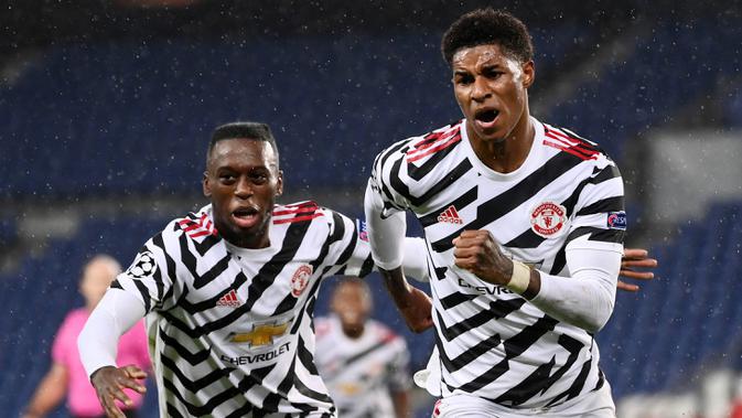 Penyerang Manchester United, Marcus Rashford, melakukan selebrasi usai mencetak gol ke gawang PSG pada laga Liga Champions di Stadion Parc des Princes, Rabu (21/20/2020). MU menang dengan skor 2-1. (AFP/Franck Fife)