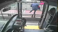 Bian Pengfei, melompat dari bus melewati pembatas jalan dalam upaya penyelamatan wanita yang hendak melakukan aksi bunuh diri. (eChinacities)