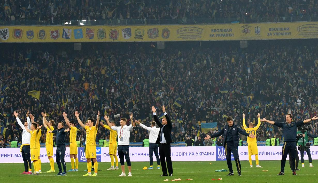 Para pemain Ukraina merayakan kemenangan atas Portugal pada laga Kualifikasi Piala Eropa 2020 di Stadion NSK Olimpiyskyi, Kiev, Senin (14/10). Ukraina menang 2-1 atas Portugal. (AFP/Genya Savilov)
