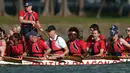 Seperti para pendayung lainnya juga mengenakan rompi pelampung warna oranye, Pangeran Wales itu duduk di perahu panjang dan sempit sambil mendayung bersama atlet dari klub British Dragons di Sungai Kallang. (AP Photo/Vincent Thian)
