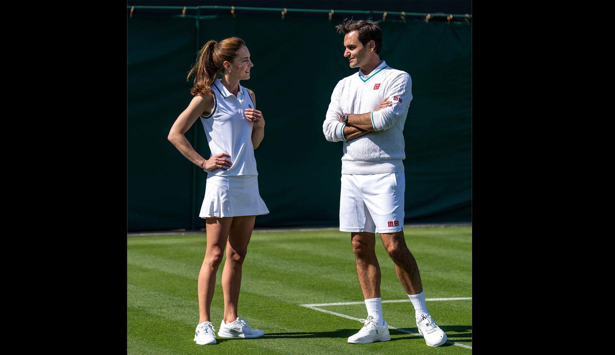 Princess of Wales, Kate Middleton (kiri), berbincang dengan petenis, Roger Federer, dalam sebuah pertandingan ekshibisi jelang Turnamen Tenis Grand Slam Wimbledon 2023 di The All England Tennis Club in Wimbledon, Sabtu (24/6/2023). (AFP/AELTC/Thomas Lovelock)