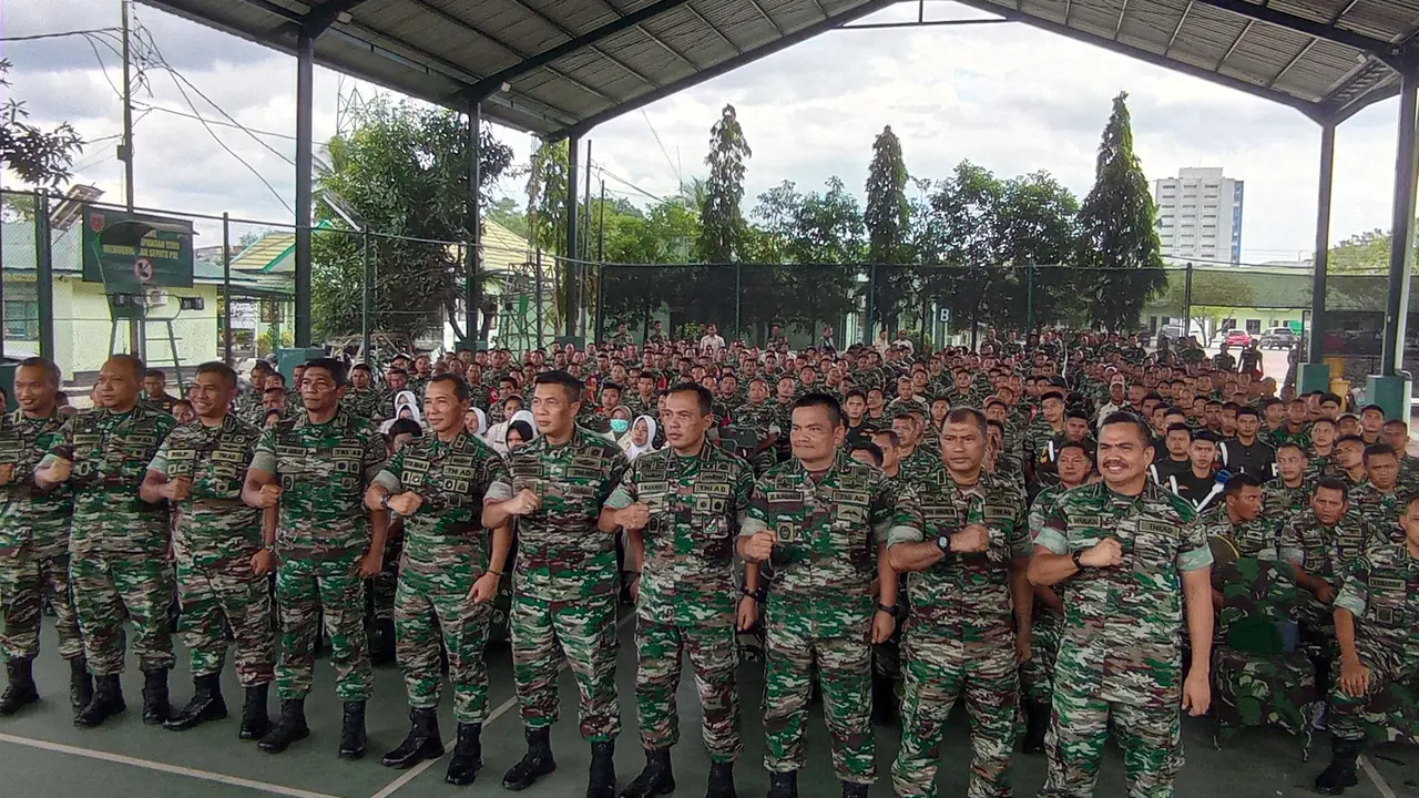 Menjelang Pemilu 2024, Pangdam XIV Hasanuddin Mayjen TNI Dr Totok mImam Santoso mengunjungi Korem 143 Halu Oleo, Senin (15/3/2023).(Liputan6.com/Ahmad Akbar Fua)