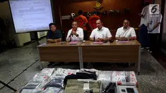 Kabareskrim Irjen Pol Areif Sulistyanto (kedua kiri) bersama Direktur Tindak Pidana Siber Bareskrim Polri Brigjen Pol Albertus Rachmad Wibowo (kedua kanan) memberi keterangan kasus pencurian data nasabah, Jakarta, Selasa (28/8). (Liputan6.com/JohanTallo)
