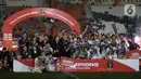 Pemain dan official tim Port FC merayakan gelar juara turnamen Piala Presiden 2025 di Stadion Si Jalak Harupat, Bandung, Jawa Barat, Minggu (13/7/2025). (Liputan6.com/Helmi Fithriansyah)