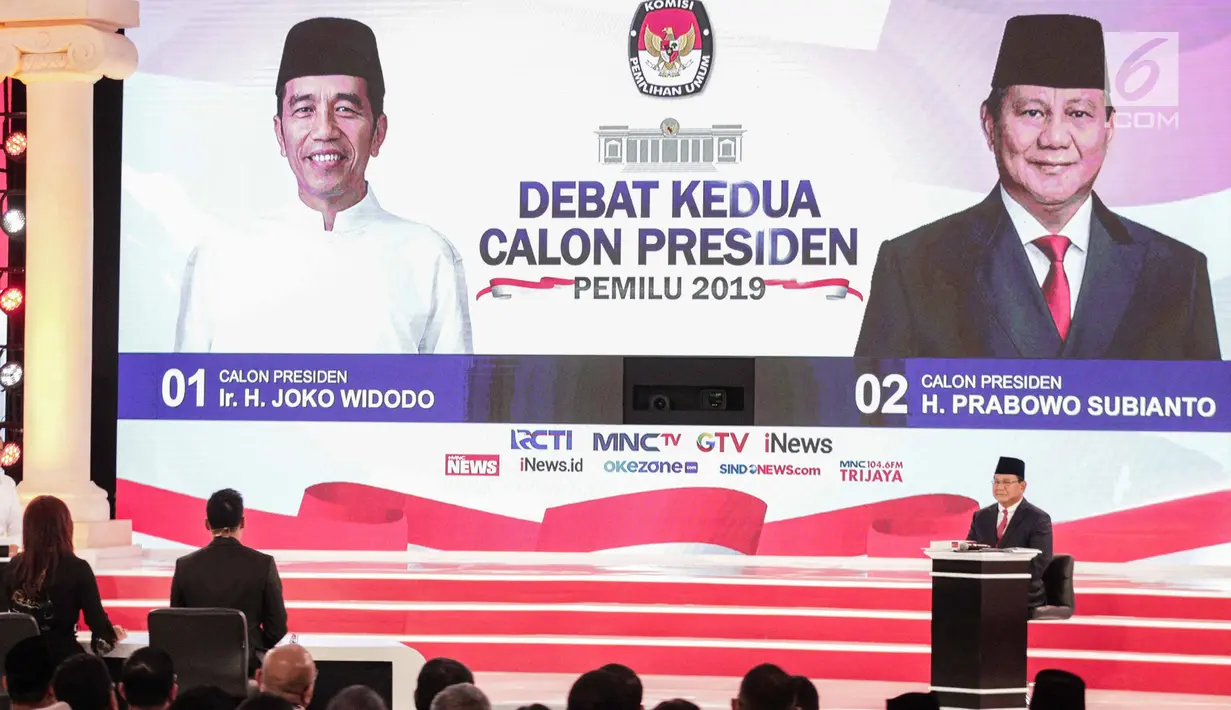 Capres nomor urut 01 Joko Widodo (kiri) dan capres nomor urut 02 Prabowo Subianto saat debat kedua Pilpres 2019 di Hotel Sultan, Jakarta, Minggu (17/2). Debat dipimpin oleh Tommy Tjokro dan Anisha Dasuki. (Liputan6.com/Faizal Fanani)