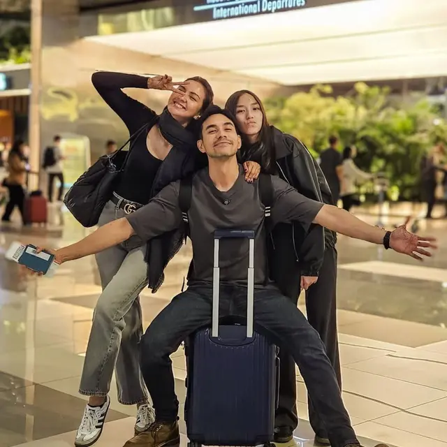Potret Darius Sinathrya dan Keluarga OTW ke Eropa (credit: https://www.instagram.com/darius_sinathrya/)