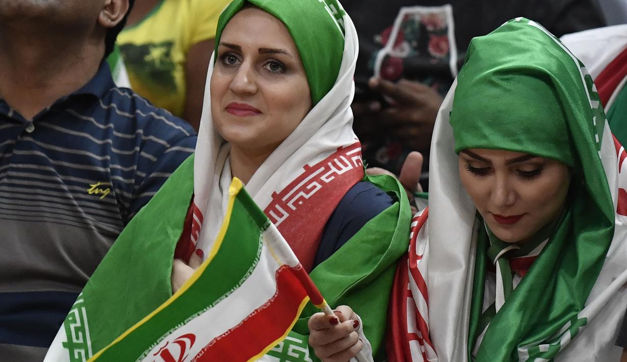 Suporter dari Iran saat mendukung timnya beralaga pada ajang bola voli di Stadion Maracanazinho, Rio de Janeiro, (13/8/2016). (AFP/Philippe Lopez)