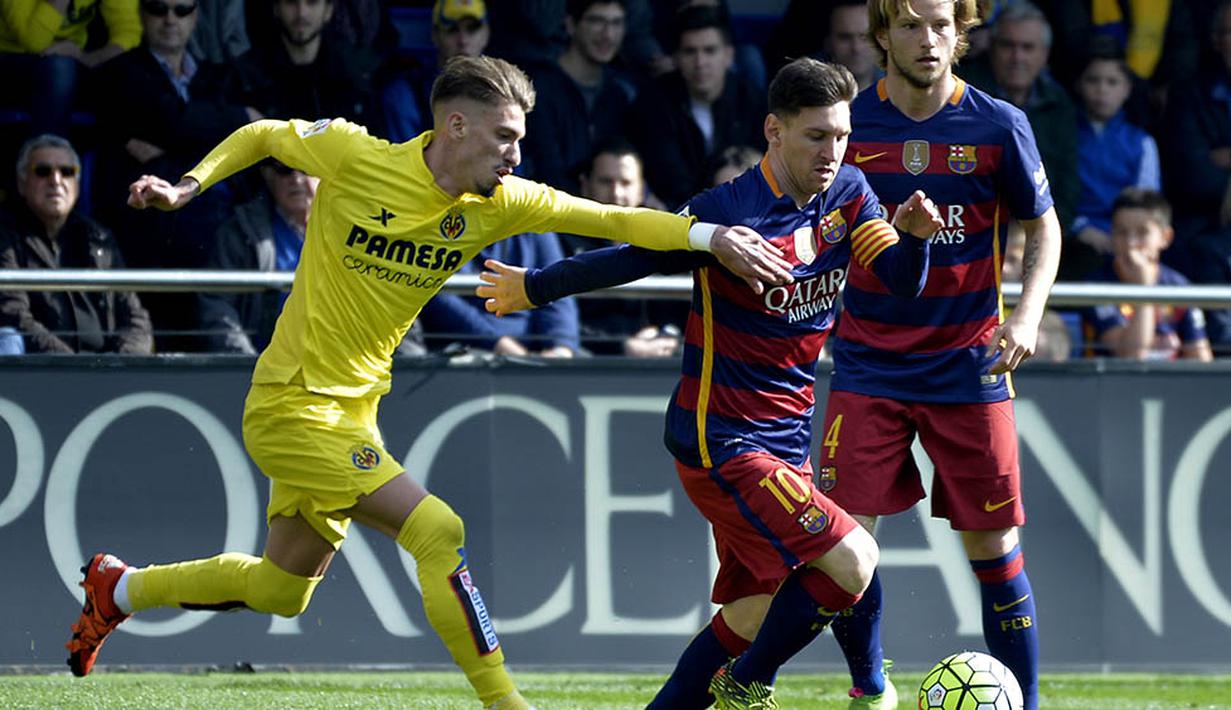 Bintang Barcelona, Lionel Messi, berusaha melewati gelandang Villarreal, Samuel Castillejo, pada laga La Liga Spanyol di Stadion El Madrigal, Vila-real, Minggu (20/3/2016). Kedua tim bermain imbang 2-2. (AFP/Jose Jordan)