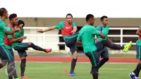 Pemain naturalisasi, Ezra Walian (tengah) melakukan pemanasan bersama Timnas Indonesia U-22 jelang latihan resmi laga persahabatan melawan Myanmar di Stadion Pakansari, Kab Bogor, Senin (20/3). (Liputan6.com/Helmi Fithriansyah)