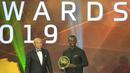 Penyerang Senegal, Sadio Mane, saat mendapatkan penghargaan sebagai pemain terbaik Afrika 2019 di Hurghada, Mesir, Rabu (8/1/2020). Pemain Liverpool ini mengalahkan Mohamed Salah dan Riyad Mahrez. (AFP/Khaled Desouki)