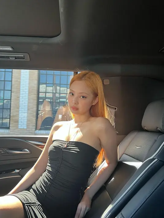 <p>Menghadiri sebuah acara, Jennie terlihat mengenakan little black dress dengan detail serut dan membiarkan rambut terangnya tergerai begitu saja. Foto: Instagram.</p>