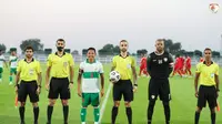 Evan Dimas menjadi kapten Timnas Indonesia ketika melawan Oman di Dubai, Uni Emirat Arab (UEA). (Twitter Oman Football Association).