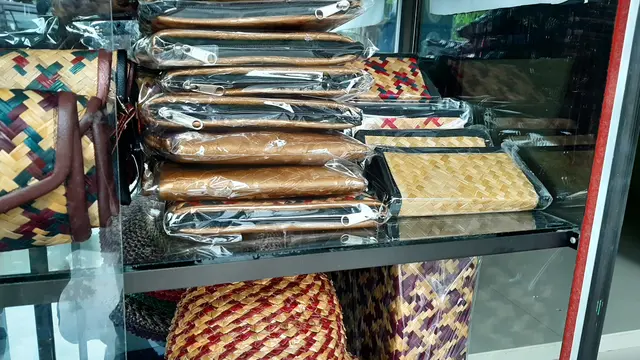 Warga Desa Lubuk Kertang di Langkat Sulap Gulma Jadi Kerajinan Cantik. Liputan6.com/Yopi Makdori