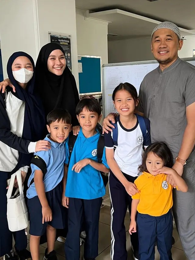 Potret 6 Artis Antar Anak Sekolah di Hari Pertama Sekolah, Senyum Semringah